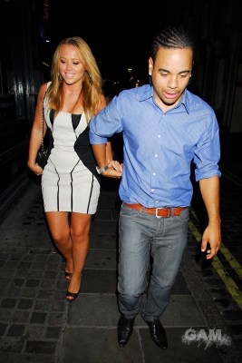 Kimberley_Walsh_and_Justin_outside_Jewel_150809_5.jpg