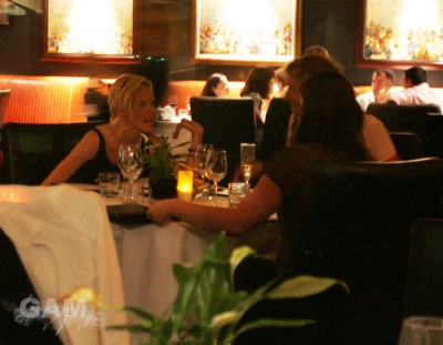 Sarah_Harding_having_dinner_at_the_Mayfair_Hotel_140809_5.jpg