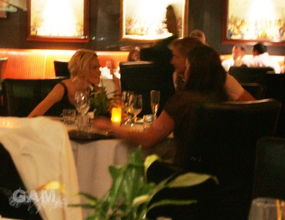 Sarah_Harding_having_dinner_at_the_Mayfair_Hotel_140809_7.jpg