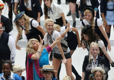 Sarah_Harding_on_set_at_Liverpool_Street_Station_160809_106.jpg