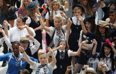 Sarah_Harding_on_set_at_Liverpool_Street_Station_160809_109.jpg