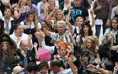 Sarah_Harding_on_set_at_Liverpool_Street_Station_160809_113.jpg