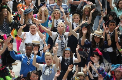 Sarah_Harding_on_set_at_Liverpool_Street_Station_160809_115.jpg