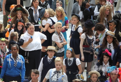 Sarah_Harding_on_set_at_Liverpool_Street_Station_160809_117.jpg
