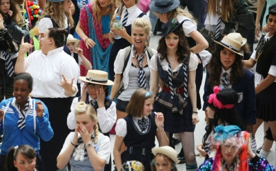 Sarah_Harding_on_set_at_Liverpool_Street_Station_160809_119.jpg