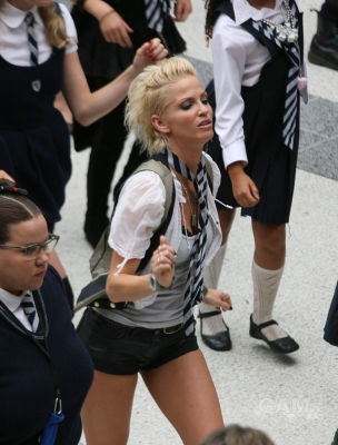 Sarah_Harding_on_set_at_Liverpool_Street_Station_160809_12.jpg