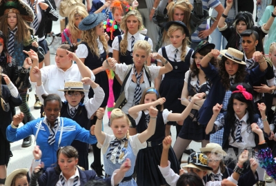 Sarah_Harding_on_set_at_Liverpool_Street_Station_160809_122.jpg
