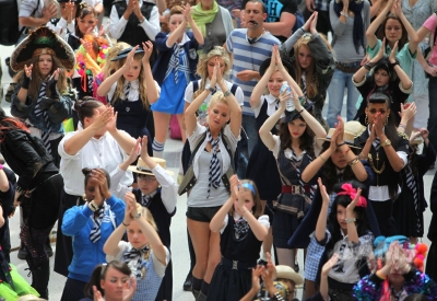 Sarah_Harding_on_set_at_Liverpool_Street_Station_160809_124.jpg