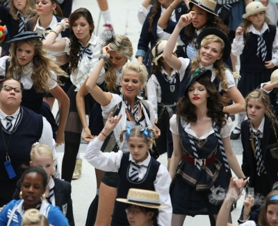 Sarah_Harding_on_set_at_Liverpool_Street_Station_160809_129.jpg