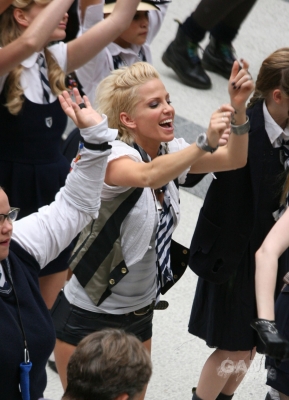 Sarah_Harding_on_set_at_Liverpool_Street_Station_160809_13.jpg