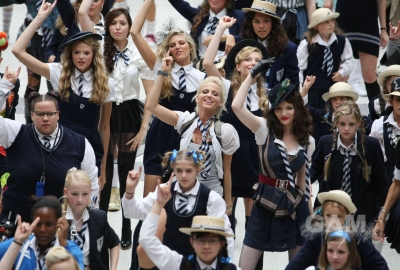 Sarah_Harding_on_set_at_Liverpool_Street_Station_160809_131.jpg