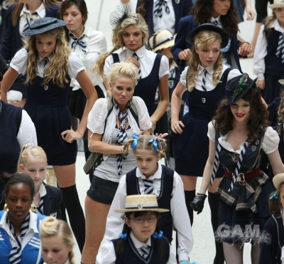 Sarah_Harding_on_set_at_Liverpool_Street_Station_160809_134.jpg