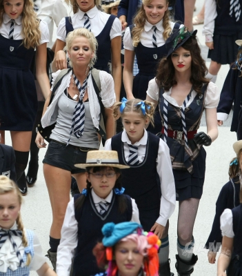 Sarah_Harding_on_set_at_Liverpool_Street_Station_160809_135.jpg