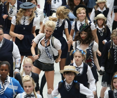 Sarah_Harding_on_set_at_Liverpool_Street_Station_160809_140.jpg