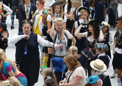 Sarah_Harding_on_set_at_Liverpool_Street_Station_160809_144.jpg