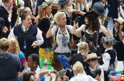 Sarah_Harding_on_set_at_Liverpool_Street_Station_160809_145.jpg