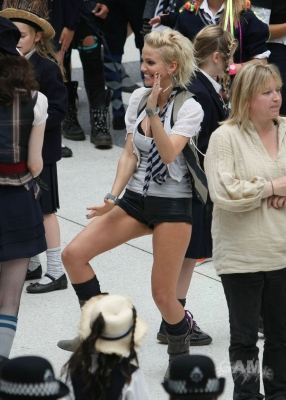 Sarah_Harding_on_set_at_Liverpool_Street_Station_160809_146.jpg