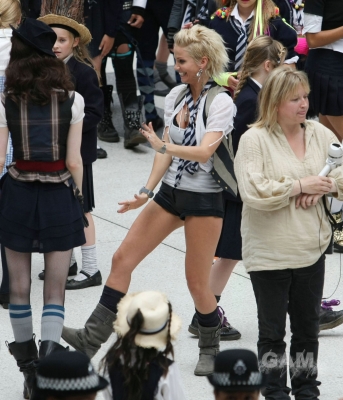 Sarah_Harding_on_set_at_Liverpool_Street_Station_160809_147.jpg