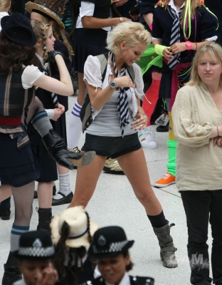 Sarah_Harding_on_set_at_Liverpool_Street_Station_160809_151.jpg