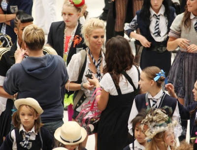 Sarah_Harding_on_set_at_Liverpool_Street_Station_160809_152.jpg
