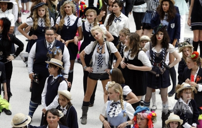 Sarah_Harding_on_set_at_Liverpool_Street_Station_160809_169.jpg