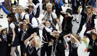 Sarah_Harding_on_set_at_Liverpool_Street_Station_160809_171.jpg