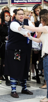 Sarah_Harding_on_set_at_Liverpool_Street_Station_160809_193.jpg