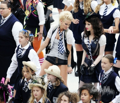 Sarah_Harding_on_set_at_Liverpool_Street_Station_160809_194.jpg