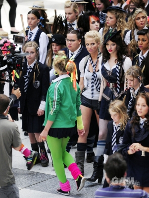 Sarah_Harding_on_set_at_Liverpool_Street_Station_160809_197.jpg