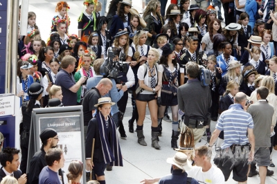 Sarah_Harding_on_set_at_Liverpool_Street_Station_160809_199.jpg