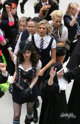 Sarah_Harding_on_set_at_Liverpool_Street_Station_160809_20.jpg
