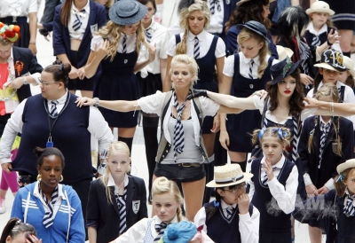 Sarah_Harding_on_set_at_Liverpool_Street_Station_160809_220.jpg
