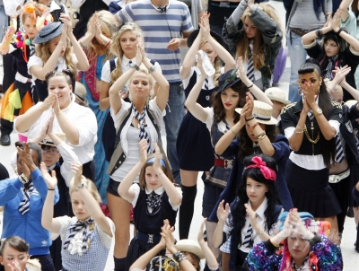 Sarah_Harding_on_set_at_Liverpool_Street_Station_160809_227.jpg