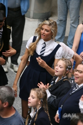 Sarah_Harding_on_set_at_Liverpool_Street_Station_160809_23.jpg