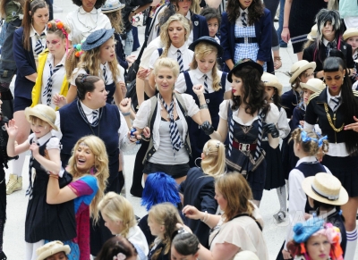 Sarah_Harding_on_set_at_Liverpool_Street_Station_160809_235.jpg