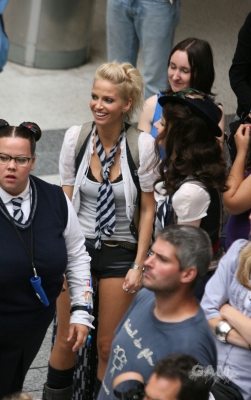 Sarah_Harding_on_set_at_Liverpool_Street_Station_160809_24.jpg