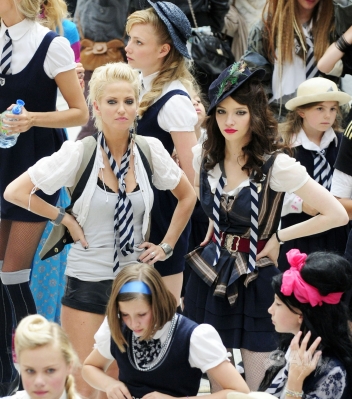 Sarah_Harding_on_set_at_Liverpool_Street_Station_160809_247.jpg