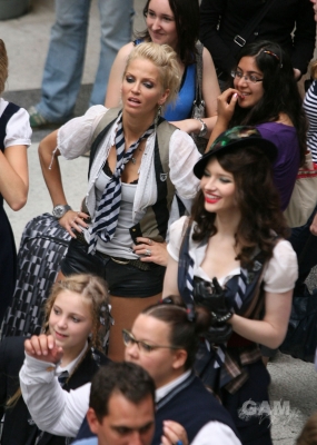 Sarah_Harding_on_set_at_Liverpool_Street_Station_160809_25.jpg