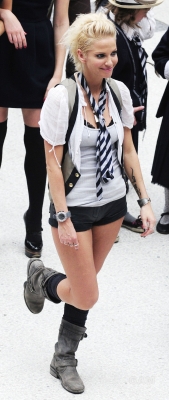 Sarah_Harding_on_set_at_Liverpool_Street_Station_160809_250.jpg