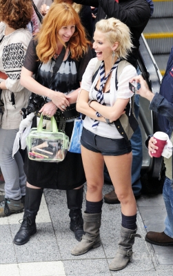 Sarah_Harding_on_set_at_Liverpool_Street_Station_160809_257.jpg