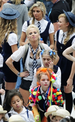 Sarah_Harding_on_set_at_Liverpool_Street_Station_160809_259.jpg