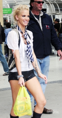 Sarah_Harding_on_set_at_Liverpool_Street_Station_160809_260.jpg