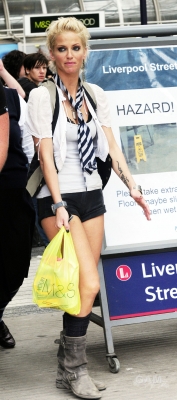 Sarah_Harding_on_set_at_Liverpool_Street_Station_160809_261.jpg