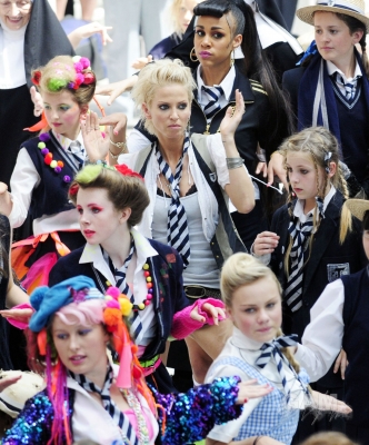 Sarah_Harding_on_set_at_Liverpool_Street_Station_160809_269.jpg