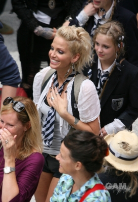 Sarah_Harding_on_set_at_Liverpool_Street_Station_160809_28.jpg