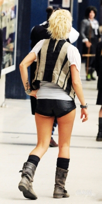 Sarah_Harding_on_set_at_Liverpool_Street_Station_160809_294.jpg