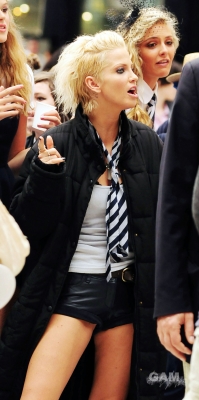 Sarah_Harding_on_set_at_Liverpool_Street_Station_160809_297.jpg