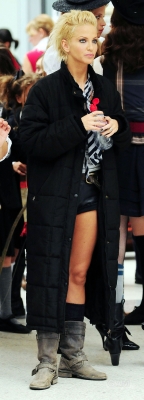 Sarah_Harding_on_set_at_Liverpool_Street_Station_160809_298.jpg