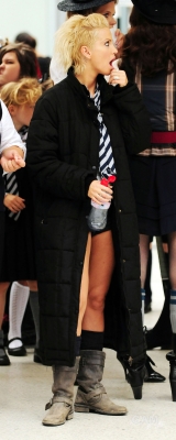 Sarah_Harding_on_set_at_Liverpool_Street_Station_160809_299.jpg