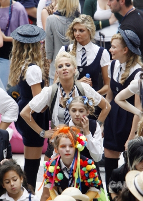 Sarah_Harding_on_set_at_Liverpool_Street_Station_160809_308.jpg